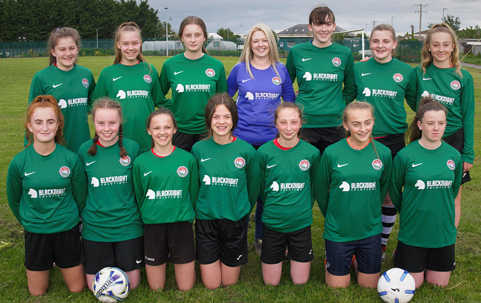 Leona Glover of Blacknight presents the new team jerseys to the Carlow U-15 Girls' Gaynor Cup Team